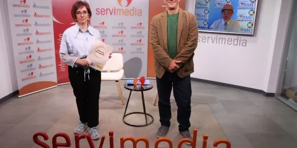 Pilar Villarino, Gregorio Saravia y Luis Vañó, durante el diálogo