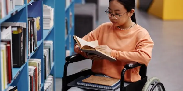 Una estudiante con discapacidad motora y visual en una bibliteca