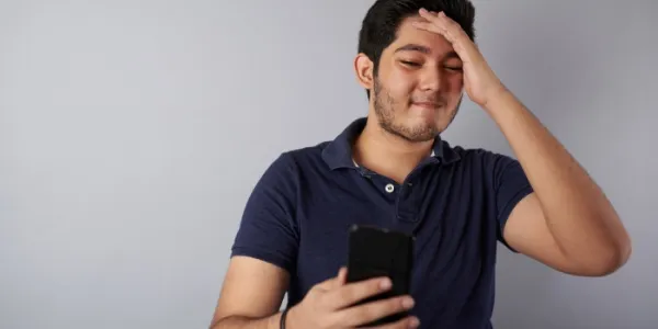 Un adolescente consulta una aplicación móvil
