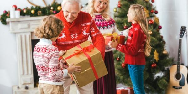 Abuelos con regalos