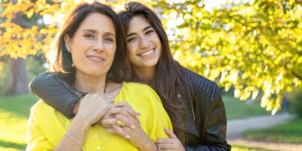 madre e hija abrazadas