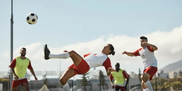 Chicos jugando al fútbol