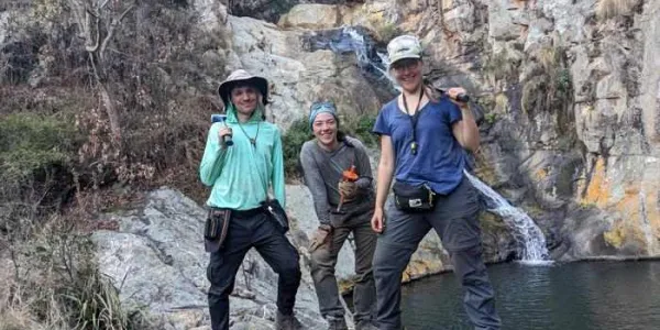 Investigadores en Barberton (Sudáfrica), donde se hallaron pruebas geológicas del impacto del meteorito S2 hace 3.260 millones de años 