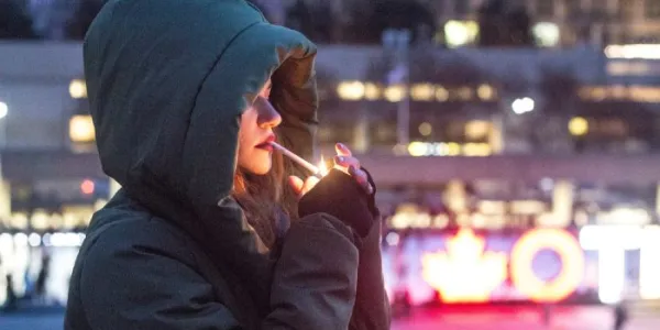 Joven fumando 
