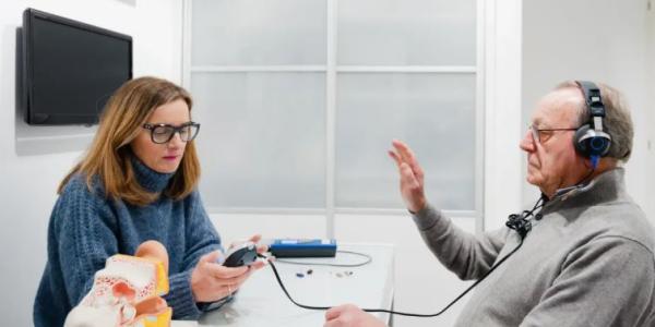 Un hombre se somete a una audiometría.