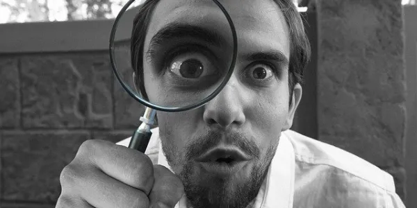 Imagen de un señor con una lupa para que prestemos atención a su ojo / Pixabay