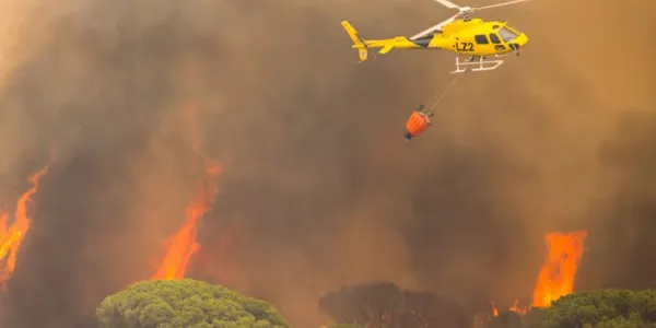 Medios aéreos trabajan en la extinción del incendio declarado en la Sierra Oeste de Madrid, el domingo en Villa del Prado. 