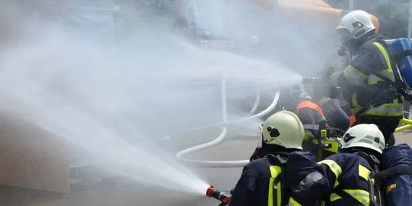 Bomberos apagando un fuego