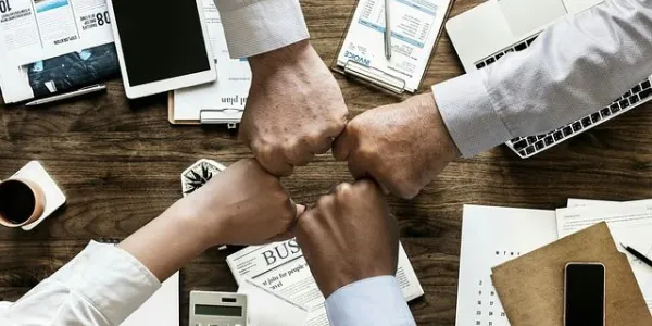 Puños en señal de equipo  e inclusión