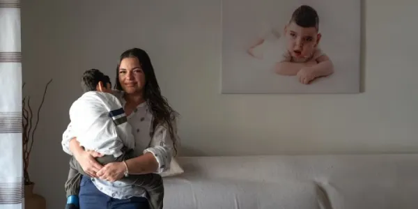 Andrea Téllez con Neizan en la vivienda en la que viven en Massamagrell (Valencia)