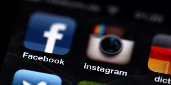 Móvil con apps de redes sociales
