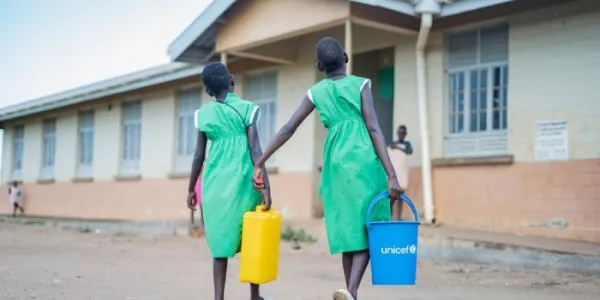 Dos niñas con cubos de UNICEF