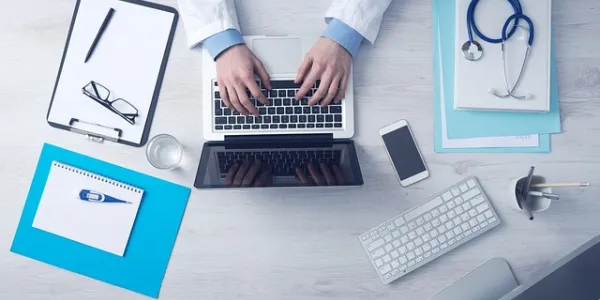 Doctor redactando un informe médico privado