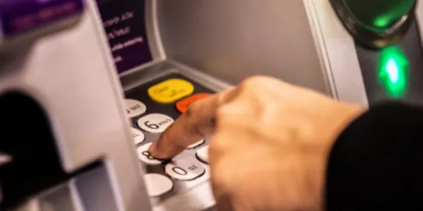 Persona ingresando dinero en un cajero automático
