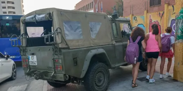 vehículo militar franquea la entrada al IES Abyla, en Ceuta, el día del inicio del curso escolar