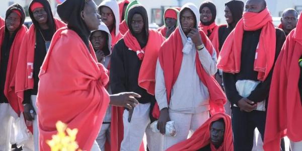 Un grupo de migrantes llegado a El Hierro después de ser derivados a Tenerife.