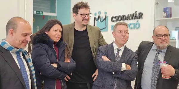 Emiliano García Page con miembros de la asociación Mentorallás