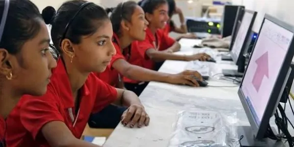 Niñas aprendiendo a usar herramientas digitales en una escuela en India.