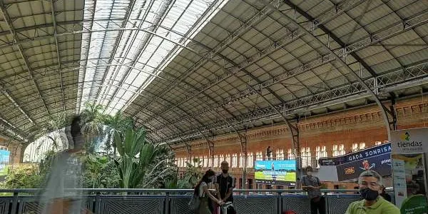 Viajeros con mascarilla en Atocha durante la pandemia por covid 