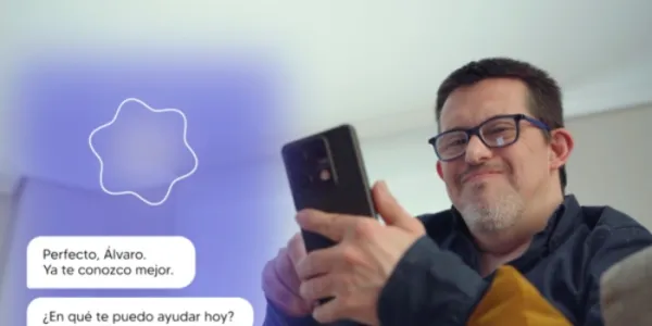 Una persona utilizando la aplicación ‘Peter’, un asistente de voz 