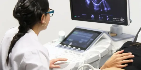 Médico viendo ecografía del feto