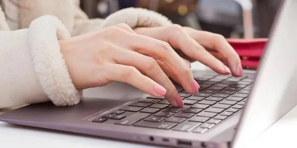Manos de una persona utilizando un ordenador con conexión a Internet / Pixabay