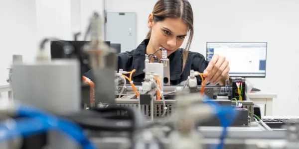 Una persona trabajadora en el sector I+D+I 