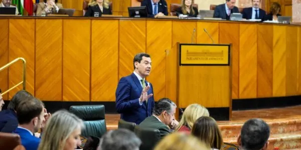 Juanma Moreno, durante la segunda jornada de la sesión de investidura