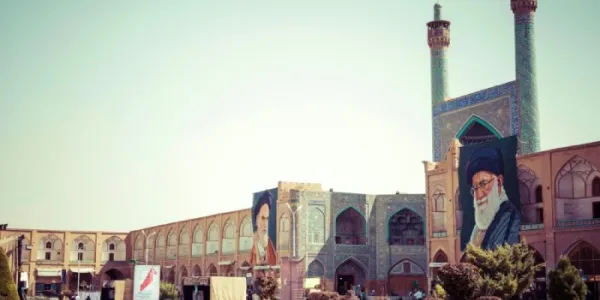 Plaza de Irán con fotos de dirigentes del régimen teocrático