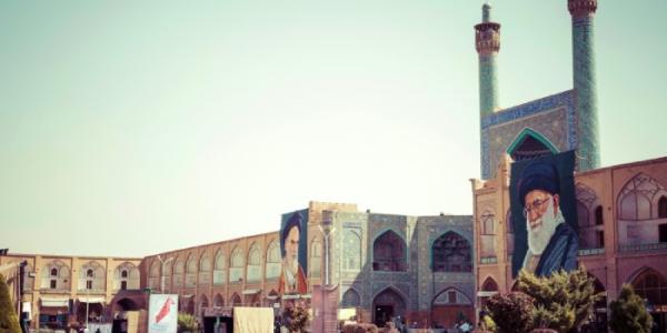 Plaza de Irán con fotos de dirigentes del régimen teocrático