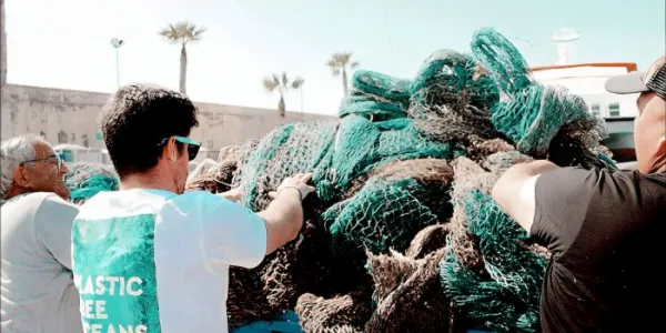 Recogida de redes de pesca 