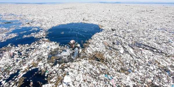 Foto de la Isla de Basura que se encuentra flotando en el Pacífico