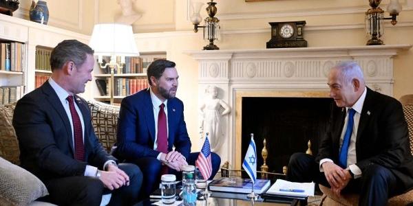 El primer ministro de Israel, Benjamín Netanyahu (derecha), se reúne con el vicepresidente de Estados Unidos, J. D. Vance (centro), y el asesor de seguridad nacional, Mike Waltz