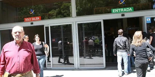 Varias personas entran y salen de una delegación de la Agencia Tributaria. 