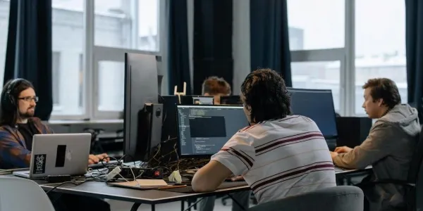 Jefe y trabajadores en plena reunión