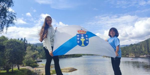 Foto de María con una compañera en el colegio de Noruega