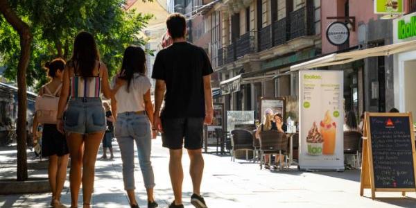 Tres jóvenes en una calle de Madrid