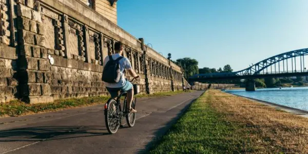Joven en bicicleta 