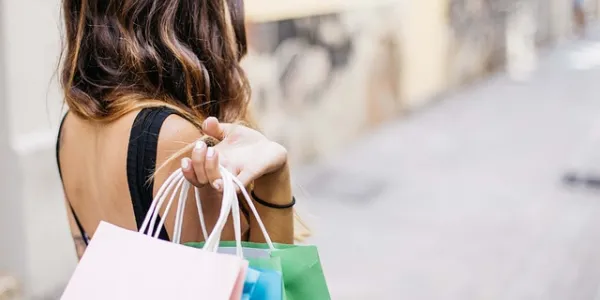 Chica joven con bolsas de la compra