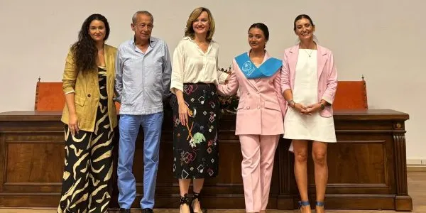 La ministra y la directora de la FSG junto a la joven graduada y su familia
