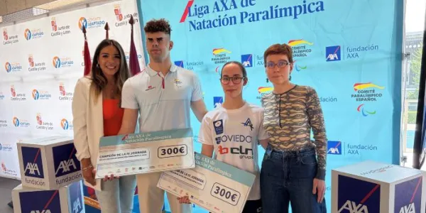Juan Ferrón y Paula Sánchez, con sus cheques de ganadores de la Liga AXA en Valladolid 