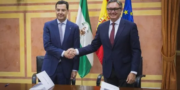 Juanma Moreno y Manuel Gavira se estrechan la mano tras firmar su acuerdo de gobierno