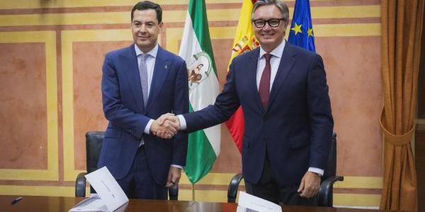 Juanma Moreno y Manuel Gavira se estrechan la mano tras firmar su acuerdo de gobierno