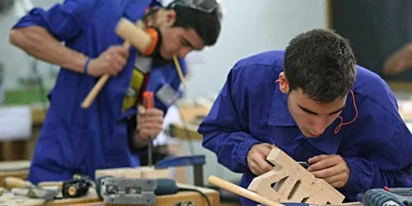 Dos jóvenes trabajando