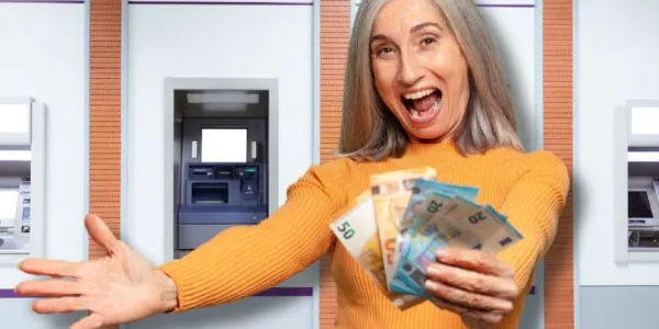 Señora con billetes de euro en la mano