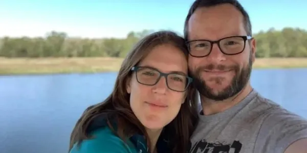 Katie y Alan Donegan, la pareja que ha conseguido adelantar su jubilación a los 35 y 40 años.