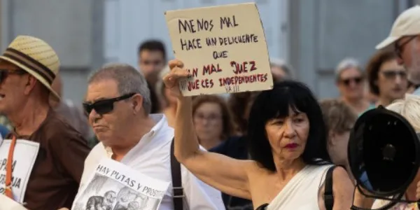 Concentración contra el juez Peinado frente a la sede del Consejo General del Poder Judicial