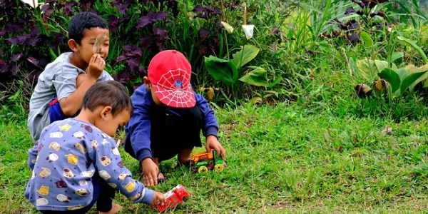 Imagen de Niños, Jugando y Exterior. De uso gratuito.