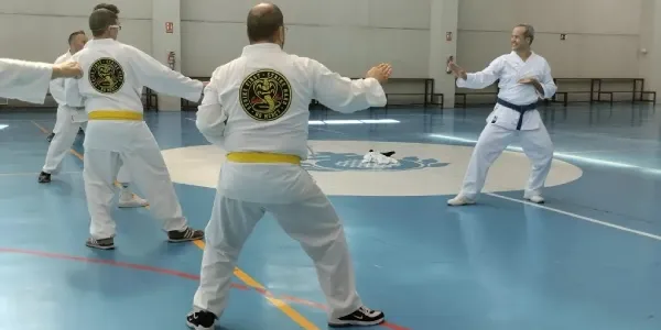 Eduardo, a la derecha, con los chavales durante uno de los entrenamientos.