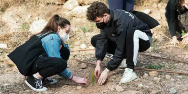 Jóvenes universitarios realizando reforestación